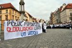Protest Medyków na wrocławskim Rynku. „Nie godzimy na to, żeby w służbie zdrowia było byle jak” [ZDJĘCIA], 